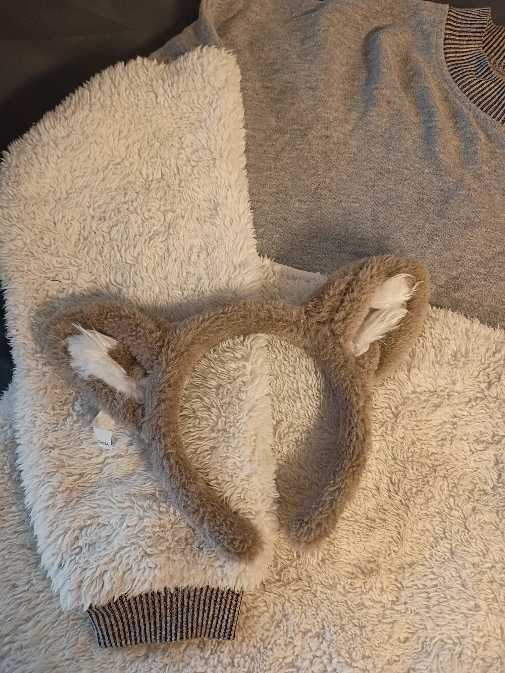 Great Wolf Lodge Kids Grey And White Sweater With Wolf Ears Included
